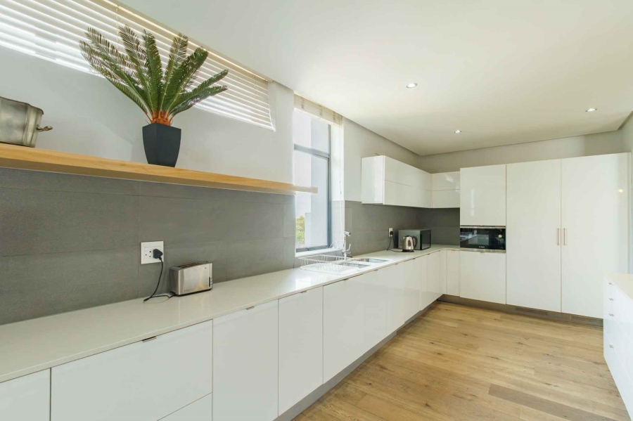 To Let 3 Bedroom Property for Rent in Green Point Western Cape